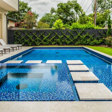 3 Things you should consider before installing glass tiles in your swimming pool