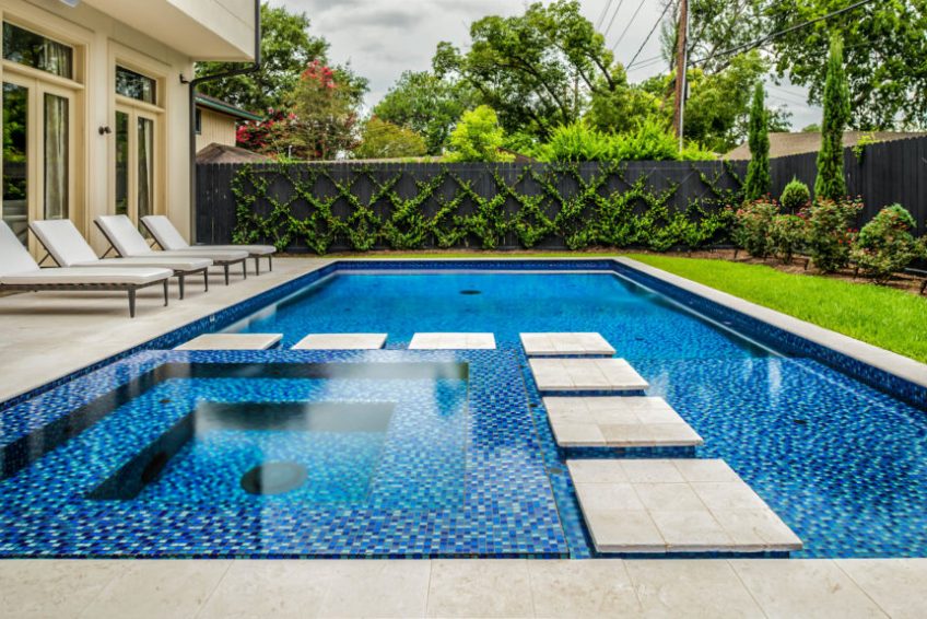 3 Things you should consider before installing glass tiles in your swimming pool